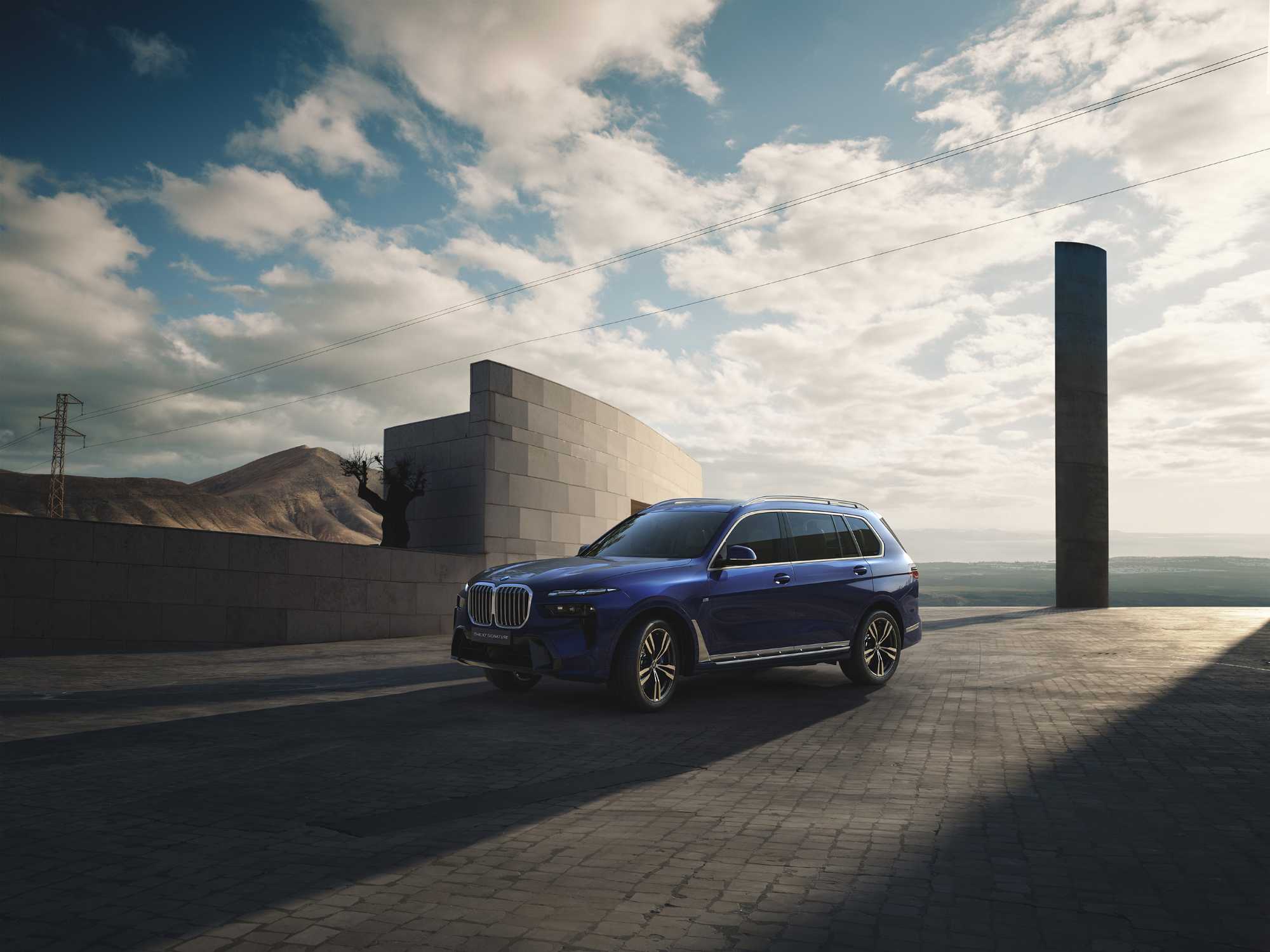 BMW X7 front three-quarter